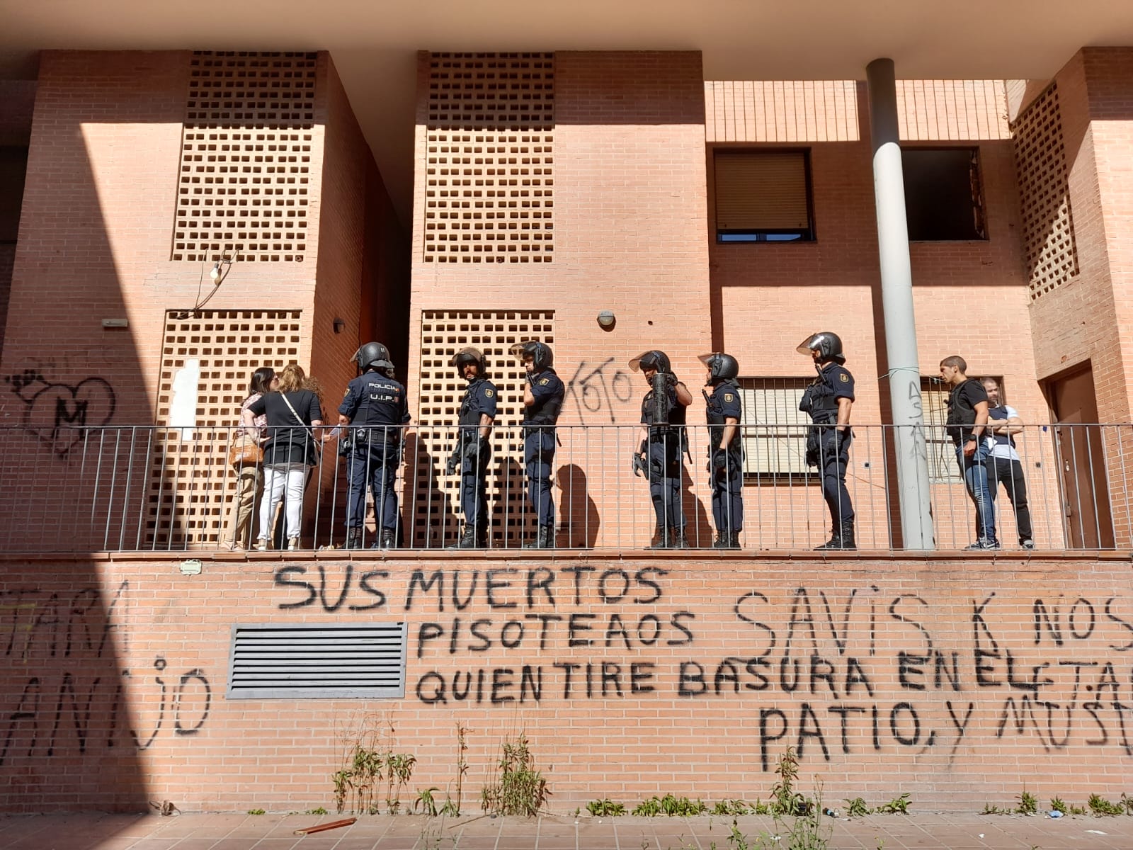 La Policía Nacional desaloja 60 viviendas okupadas en un edificio de Puertollano La Policía Nacional desaloja 60 viviendas okupadas en un edificio de Puertollano