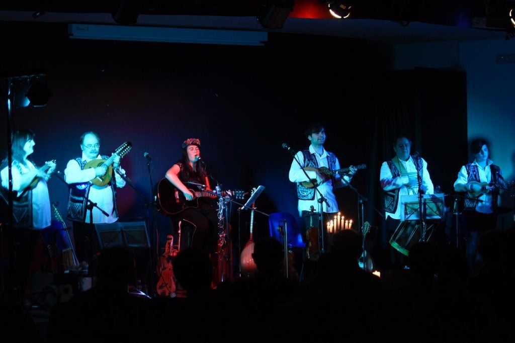 Amalgama Folk y Jonh Fellingham actuarán en La Olmeda para celebrar la noche europea y el día internacional de los Museos Amalgama Folk y Jonh Fellingham actuarán en La Olmeda para celebrar la noche europea y el día internacional de los Museos