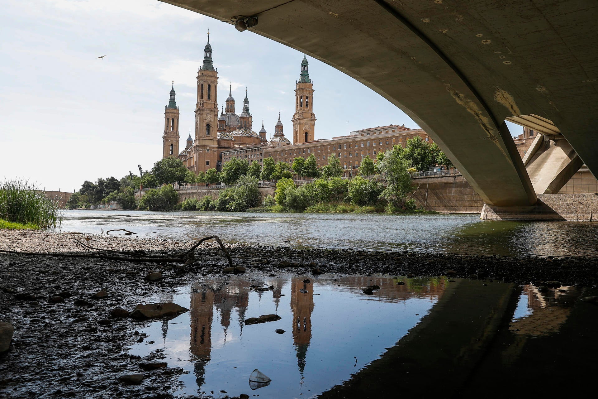 El Ebro, en su caudal más bajo desde hace 110 años a su paso por Zaragoza El Ebro, en su caudal más bajo desde hace 110 años a su paso por Zaragoza