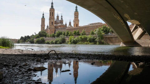 El Ebro a su paso por la basílica del Pilar de Zaragoza