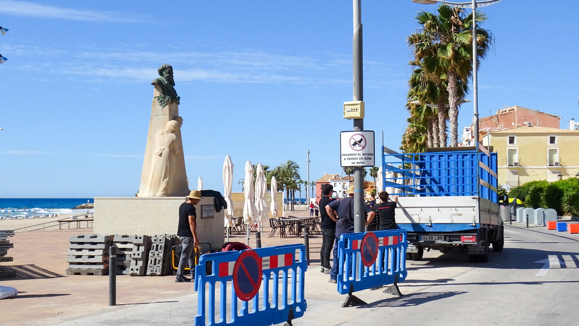 La Vila inicia las obras de recuperación de la ornamentación floral del busto del Dr. Esquerdo La Vila inicia las obras de recuperación de la ornamentación floral del busto del Dr. Esquerdo