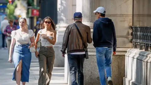 Personas paseando por el centro de Madrid Personas paseando por el centro de Madrid