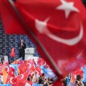 El presidente turco, Recep Tayyip Erdogan, habla en el escenario durante un mitin de campaña