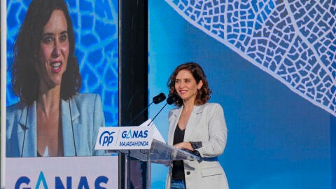 La presidenta de la Comunidad de Madrid, Isabel D&iacute;az Ayuso, durante un acto electoral en Majadahonda