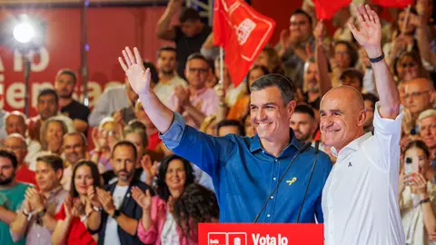 El presidente del Gobierno y secretario general del PSOE, Pedro Sánchez, y el candidato socialista a la reelección, Antonio Muñoz (d), durante el acto de campaña para las elecciones municipales del 28 de mayo hoy sábado en el Palacio de Congresos de la capital andaluza. Sánchez pronostica que será "la primera fuerza" el 28M porque hasta "Feijóo pedirá el voto para el PSOE"