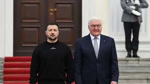 El presidente de Ucrania, Volodimir Zelenski, y el de Alemania, Frank-Walter Steinmeier. Zelenski llega en visita oficial a Alemania