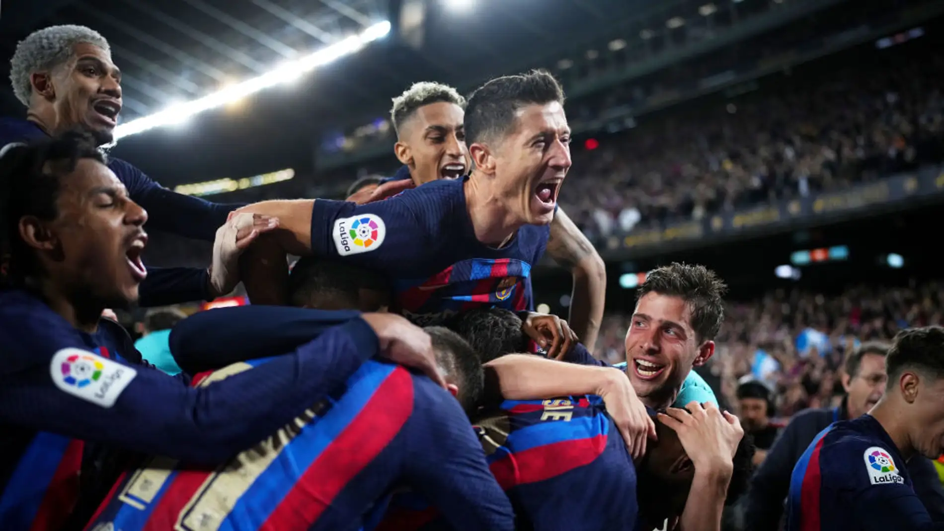 Los jugadores del Barça celebran la victoria ante el Real Madrid en El Clásico del Camp Nou