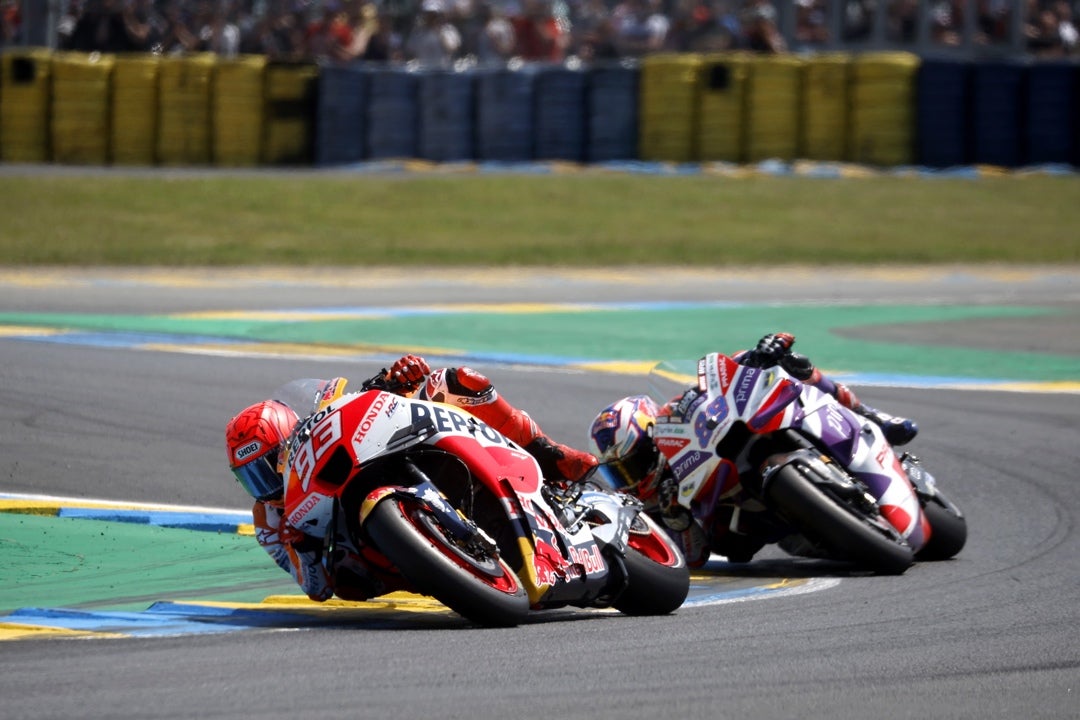 Bezzecchi suma su segundo triunfo en una carrera en la que Bagnaia y Márquez acabaron por los suelos Bezzecchi suma su segundo triunfo en una carrera en la que Bagnaia y Márquez acabaron por los suelos
