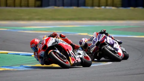 Imagen de Marc Márquez y Jorge Martín durante el Gran Premio de Francia Bezzecchi suma su segundo triunfo en una carrera en la que Bagnaia y Márquez acabaron por los suelos