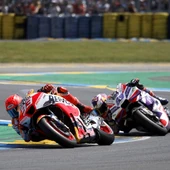 Bezzecchi suma su segundo triunfo en una carrera en la que Bagnaia y Márquez acabaron por los suelos Bezzecchi suma su segundo triunfo en una carrera en la que Bagnaia y Márquez acabaron por los suelos