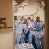Un grupo de cirujanos realiza un trasplante en un hospital