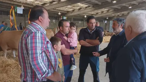 Alejandro Calvo conversa con algunos ganaderos Alejandro Calvo conversa con algunos ganaderos