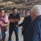 Alejandro Calvo conversa con algunos ganaderos