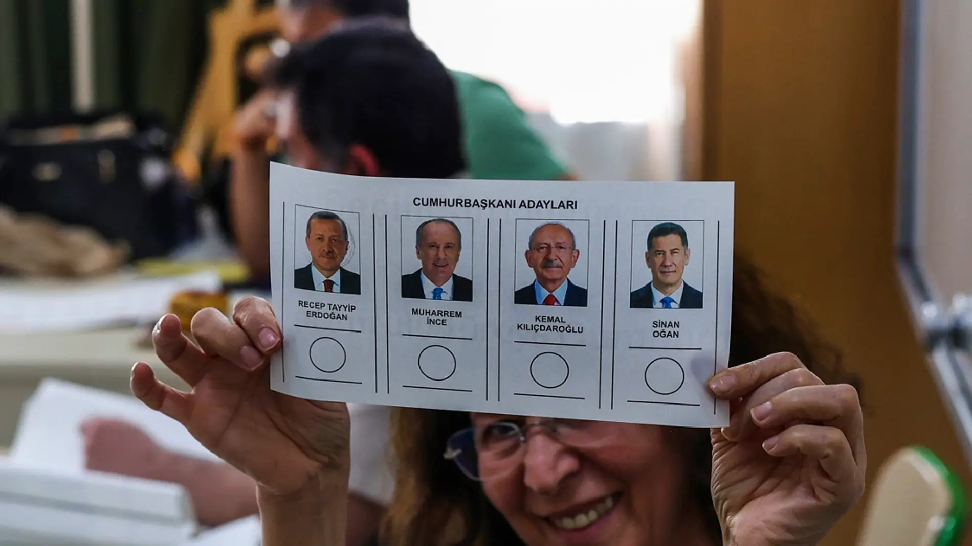 Una mujer muestra una papeleta con los candidatos a las elecciones en Turquía