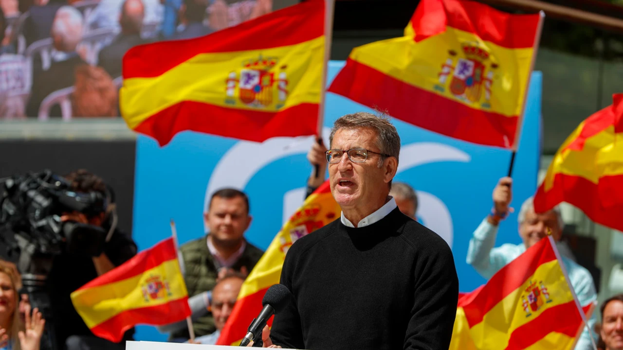 El líder del PP, Alberto Núñez Feijóo (c), respalda a los candidatos de su partido a las elecciones autonómicas y locales del 28 M durante un mítin en Zaragoza este domingo.