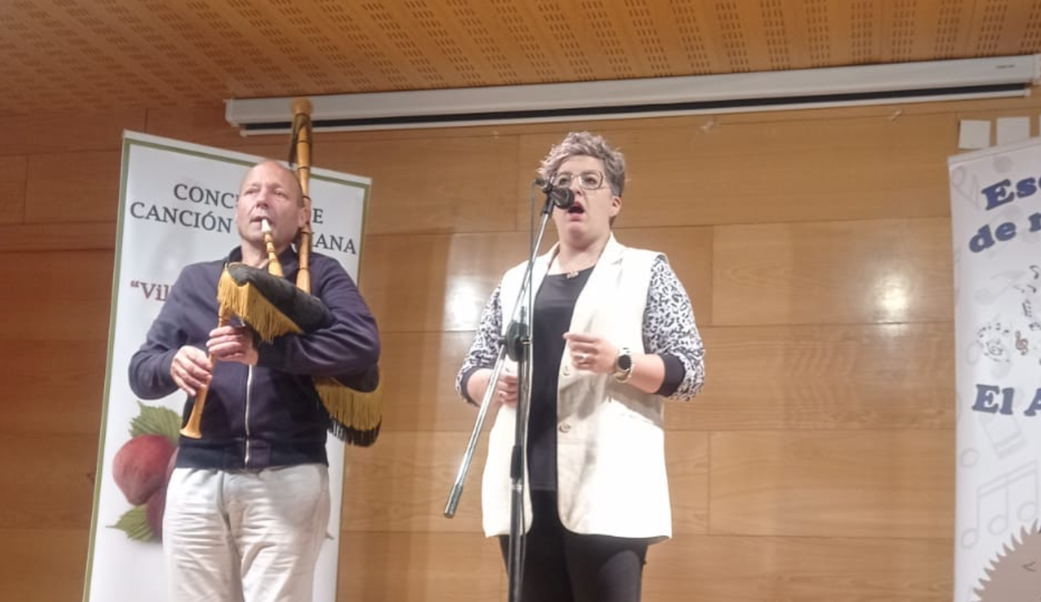 Liliana Castañón y Celestino Rozada vencen en el III Concurso de Canción Asturiana Villa de la Avellana Liliana Castañón y Celestino Rozada vencen en el III Concurso de Canción Asturiana Villa de la Avellana