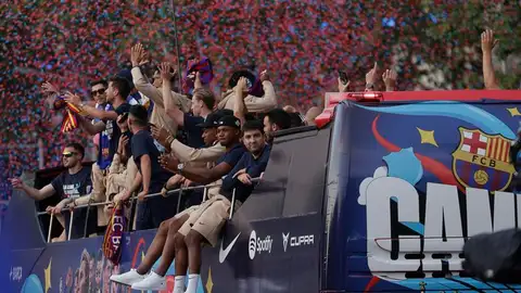 El Barça se da un baño de masas para celebrar LaLiga El Barça se da un baño de masas para celebrar LaLiga