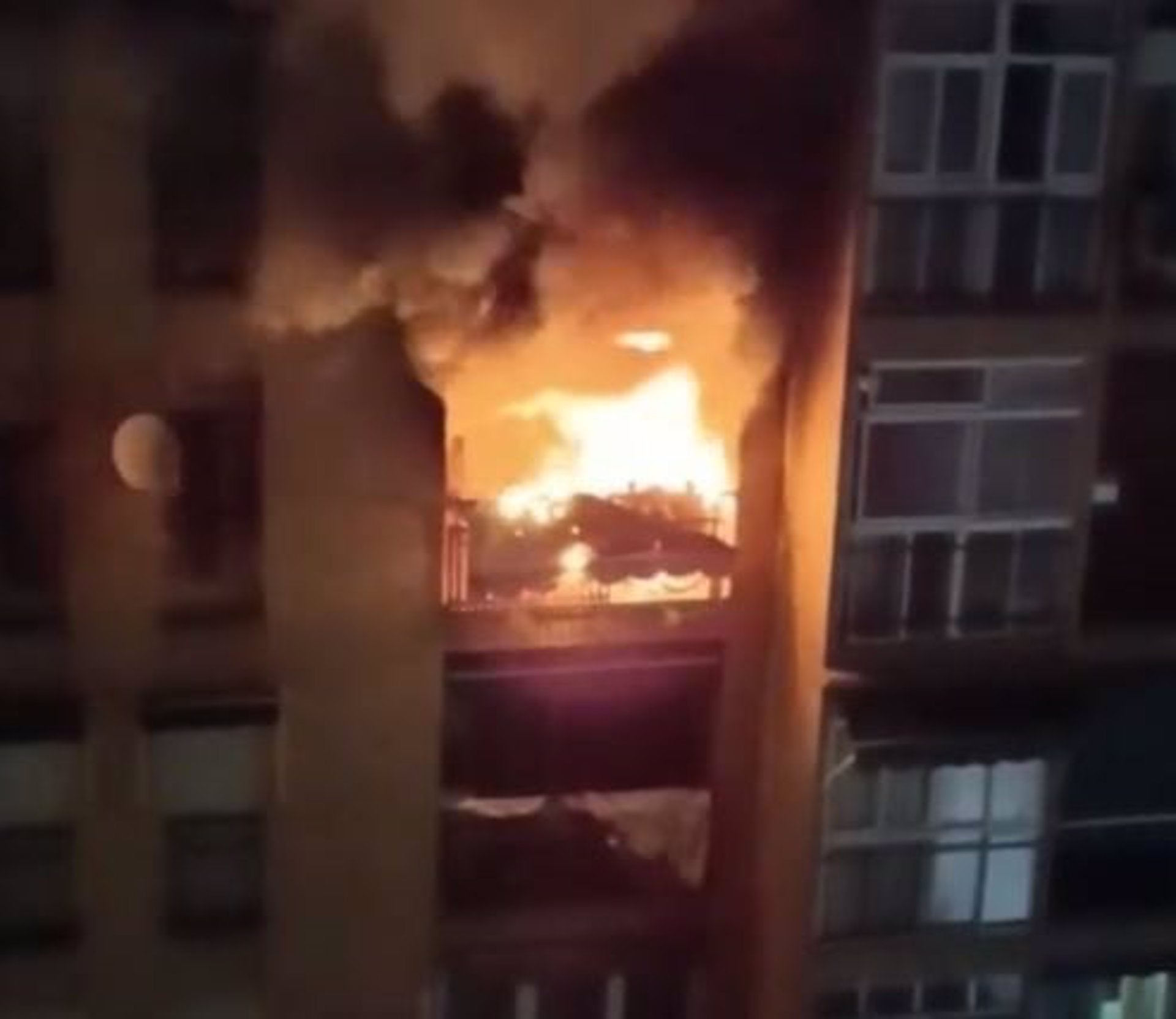 Muere un niño de seis años y herida grave su madre en el incendio en un piso de Granada Muere un niño de seis años y herida grave su madre en el incendio en un piso de Granada