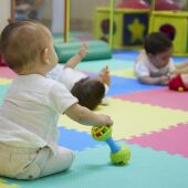 Archivo - Un bebé juega en su primer día del curso 2022/2023 .