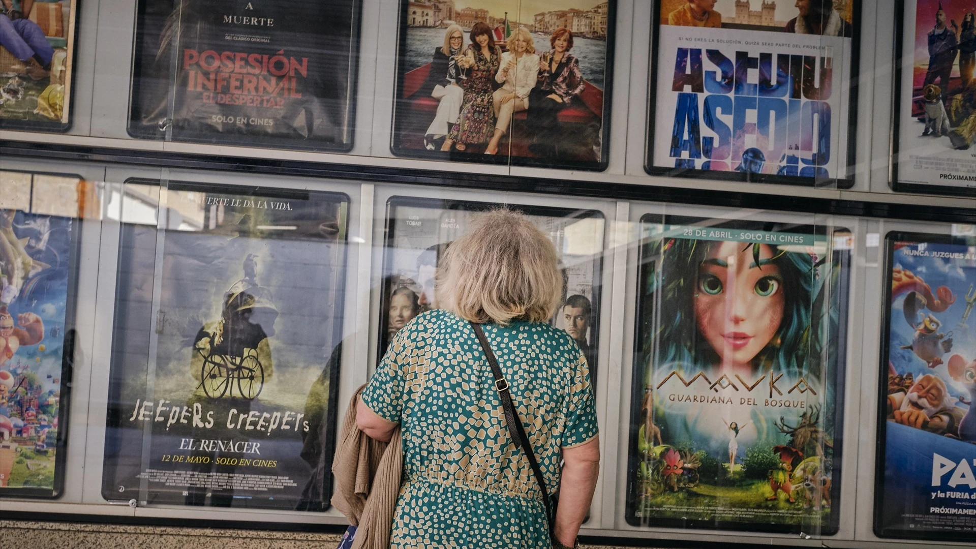Una señora mayor frente a la cartelera de unos cines Una señora mayor frente a la cartelera de unos cines/ Agostime / Europa Press