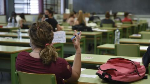 Archivo - Una estudiante en uno de los exámenes de la selectividad (archivo).