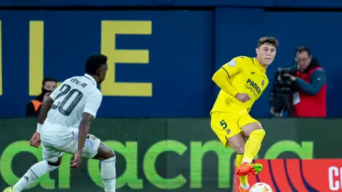 Cuenca juega un balón en presencia del madridista Vinicius Cuenca juega un balón en presencia del madridista Vinicius