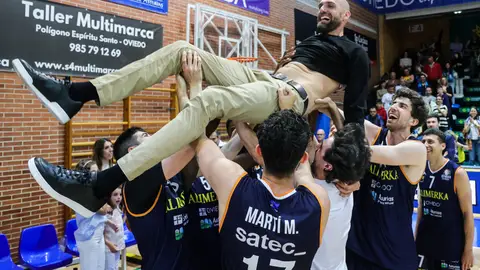 Oliver Arteaga es manteado por sus compañeros tras salvar la categoría Oliver Arteaga es manteado por sus compañeros tras salvar la categoría