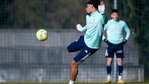 Koba golpea un bal&oacute;n en El Requex&oacute;n