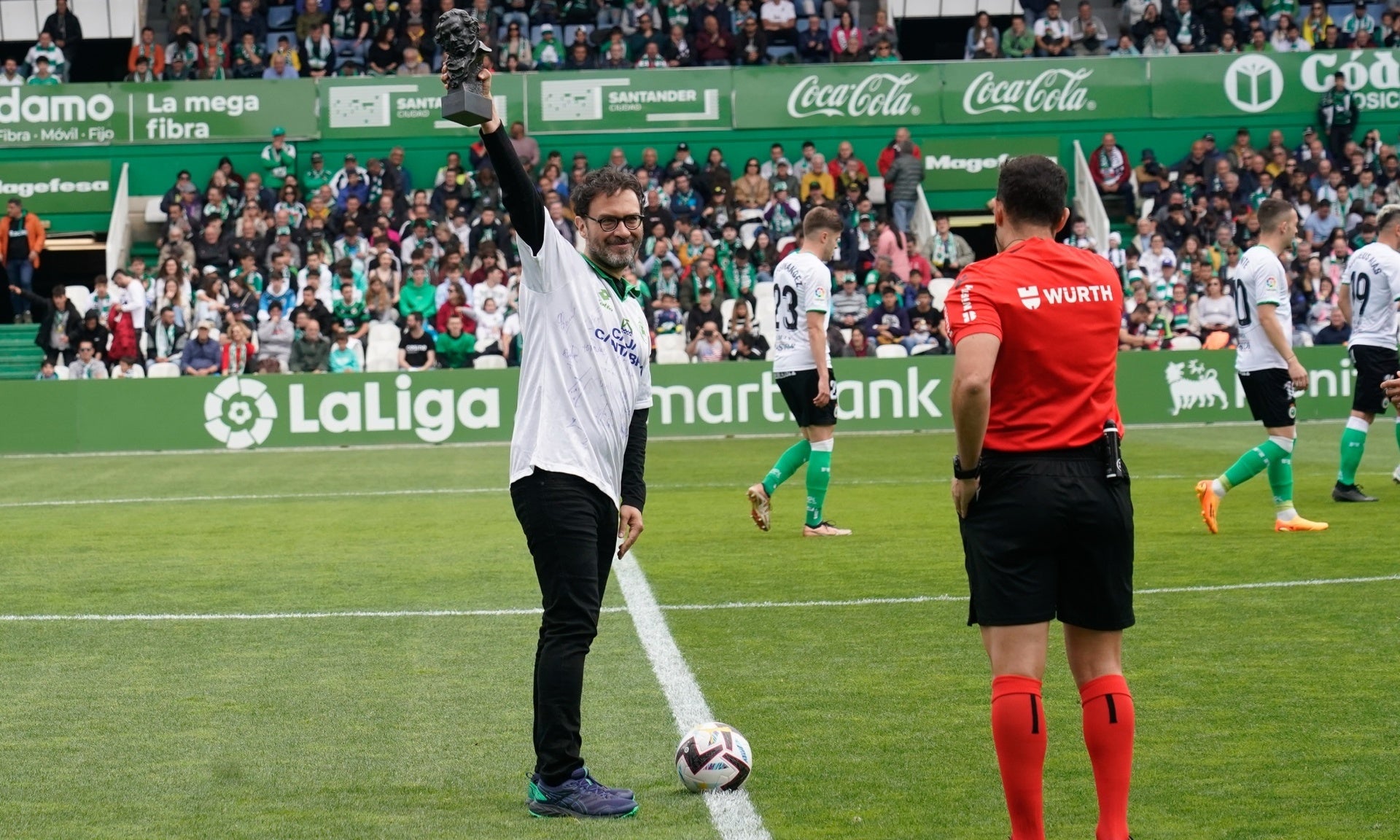 Elías León Siminiani: "Soy un cántabro emigrado y el Racing me ayuda a mantener el vínculo con mi tierra" Elías León Siminiani: "Soy un cántabro emigrado y el Racing me ayuda a mantener el vínculo con mi tierra"