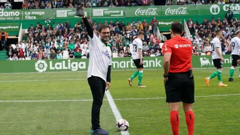 El&iacute;as Le&oacute;n Siminiani - saque de honor en el Racing-Eibar