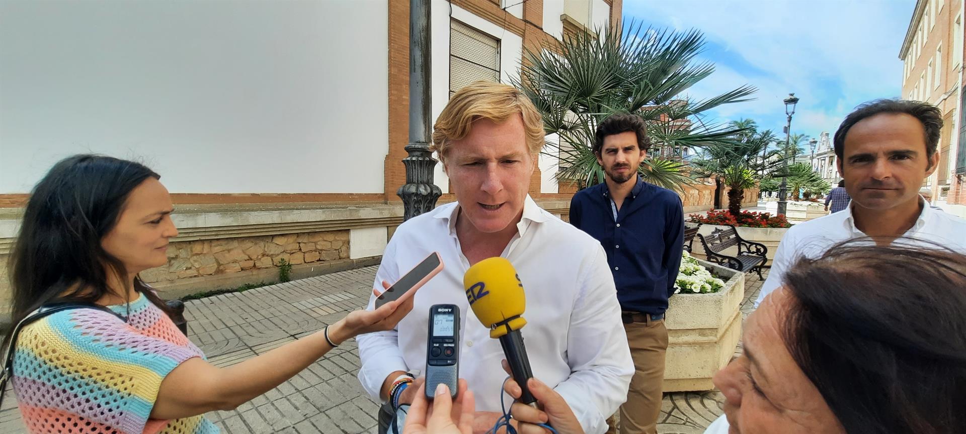 El PP de Badajoz anuncia una red de electrolineras y la ampliación del carril bici hasta 50 kilómetros El PP de Badajoz anuncia una red de electrolineras y la ampliación del carril bici hasta 50 kilómetros