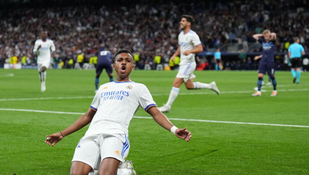 Rodrygo celebra uno de sus goles al Manchester City en las semifinales de Champions 2022