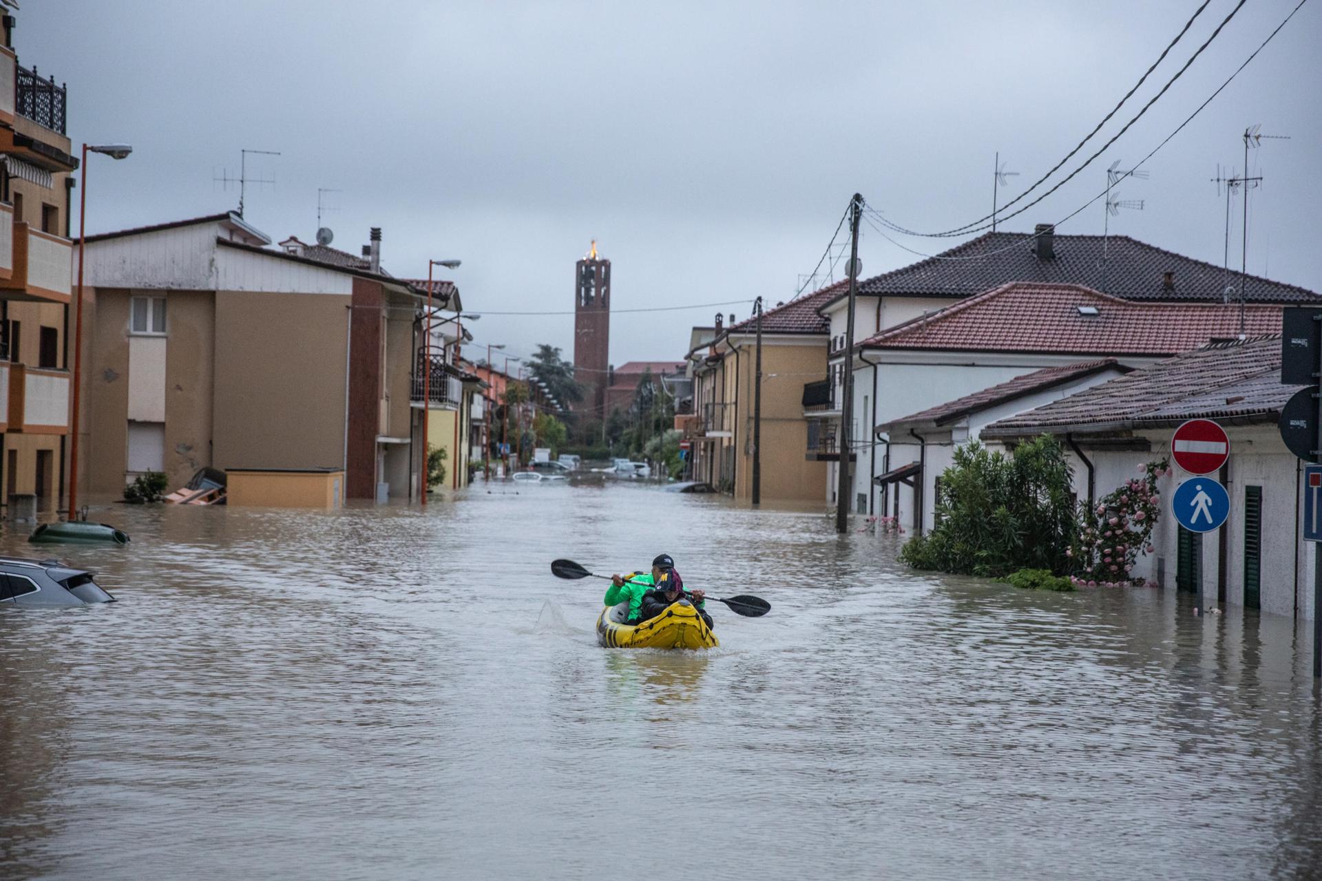 Al menos cinco personas han muerto y miles han sido evacuadas por el temporal de lluvias en el norte de Italia Al menos cinco personas han muerto y miles han sido evacuadas por el temporal de lluvias en el norte de Italia
