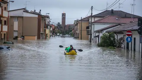 Un ciudadano con un kayak navega entre las casas inundadas para llevar a tierra a algunas personas atrapadas en sus casas en Cesena Un ciudadano con un kayak navega entre las casas inundadas para llevar a tierra a algunas personas atrapadas en sus casas en Cesena