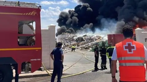 Controlado el incendio de la planta de reciclaje en Almendralejo que dejó 7 heridos, ninguno de gravedad Controlado el incendio de la planta de reciclaje en Almendralejo que dejó 7 heridos, ninguno de gravedad
