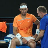 Rafa Nadal, con molestias durante un partido en Australia.