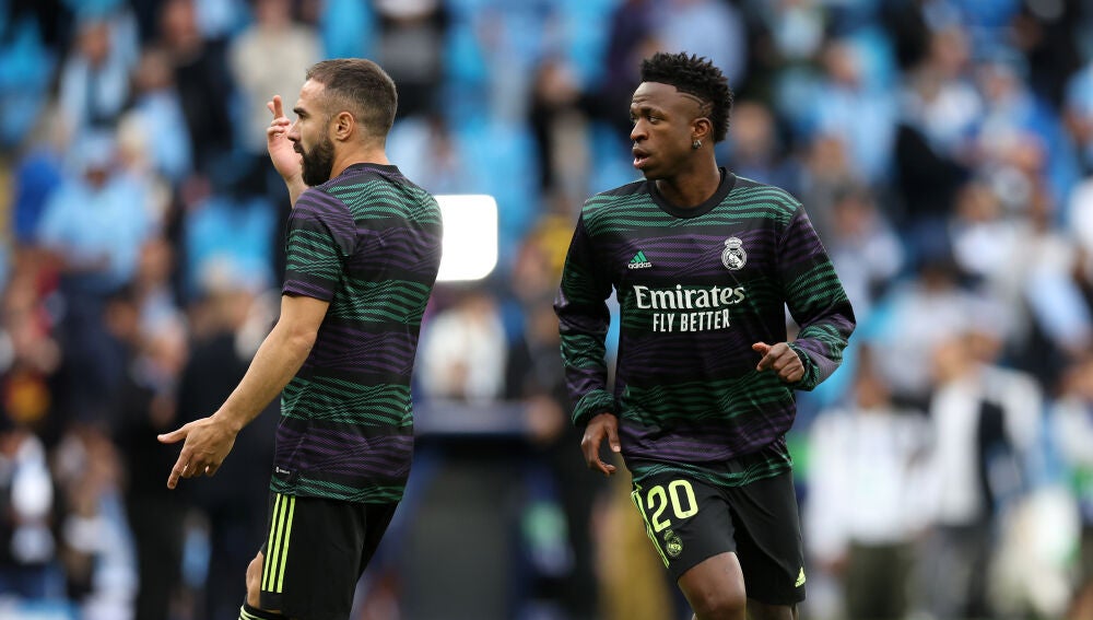 Carvajal y Vinicius durante el calentamiento 