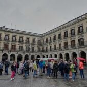 Turistas en la capital alavesa con paraguas por las lluvias.
