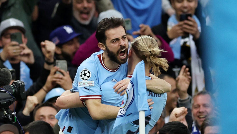 Bernardo Silva y Haaland celebran uno de los goles del Manchester City