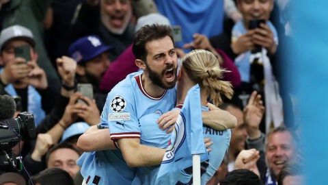 Bernardo Silva y Haaland celebran uno de los goles del Manchester City
