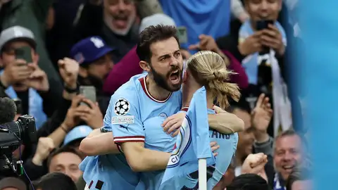 Bernardo Silva y Haaland celebran uno de los goles del Manchester City Bernardo Silva y Haaland celebran uno de los goles del Manchester City