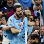 Bernardo Silva y Haaland celebran uno de los goles del Manchester City