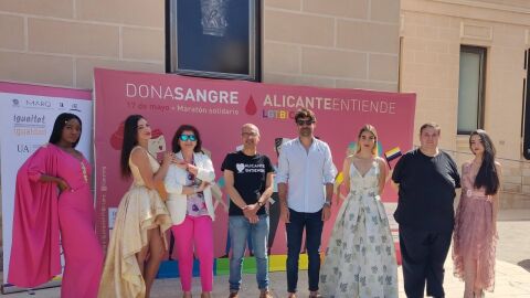 Los responsables del Centro de Transfusiones y del colectivo Alicante Entiende LGTBI 