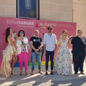 Los responsables del Centro de Transfusiones y del colectivo Alicante Entiende LGTBI 
