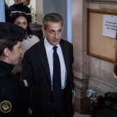 Confirman la sentencia de cárcel a Nicolás Sarkozy por corrupción 