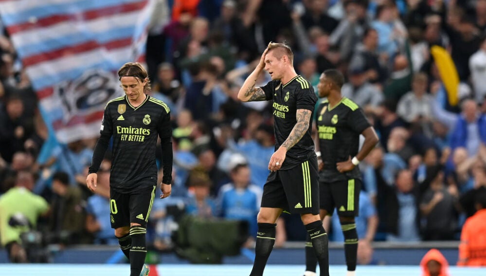 Los jugadores del Real Madrid se lamentan tras la derrota en el Etihad