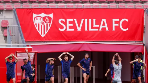 Los jugadores del Sevilla estiran sobre el césped de la Ciudad Deportiva. Los jugadores del Sevilla estiran sobre el césped de la Ciudad Deportiva.