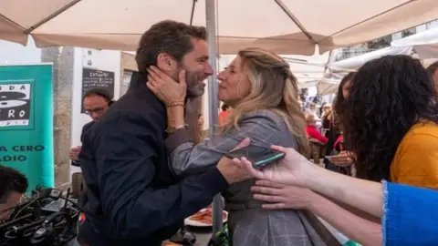 Imagen del efusivo saludo entre la vicepresidenta del Gobierno, Yolanda Díaz, y el portavoz de campaña del PP, Borja Sémper. Onda Cero. Yolanda Díaz y Borja Sémper