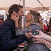 Imagen del efusivo saludo entre la vicepresidenta del Gobierno, Yolanda Díaz, y el portavoz de campaña del PP, Borja Sémper. Onda Cero.