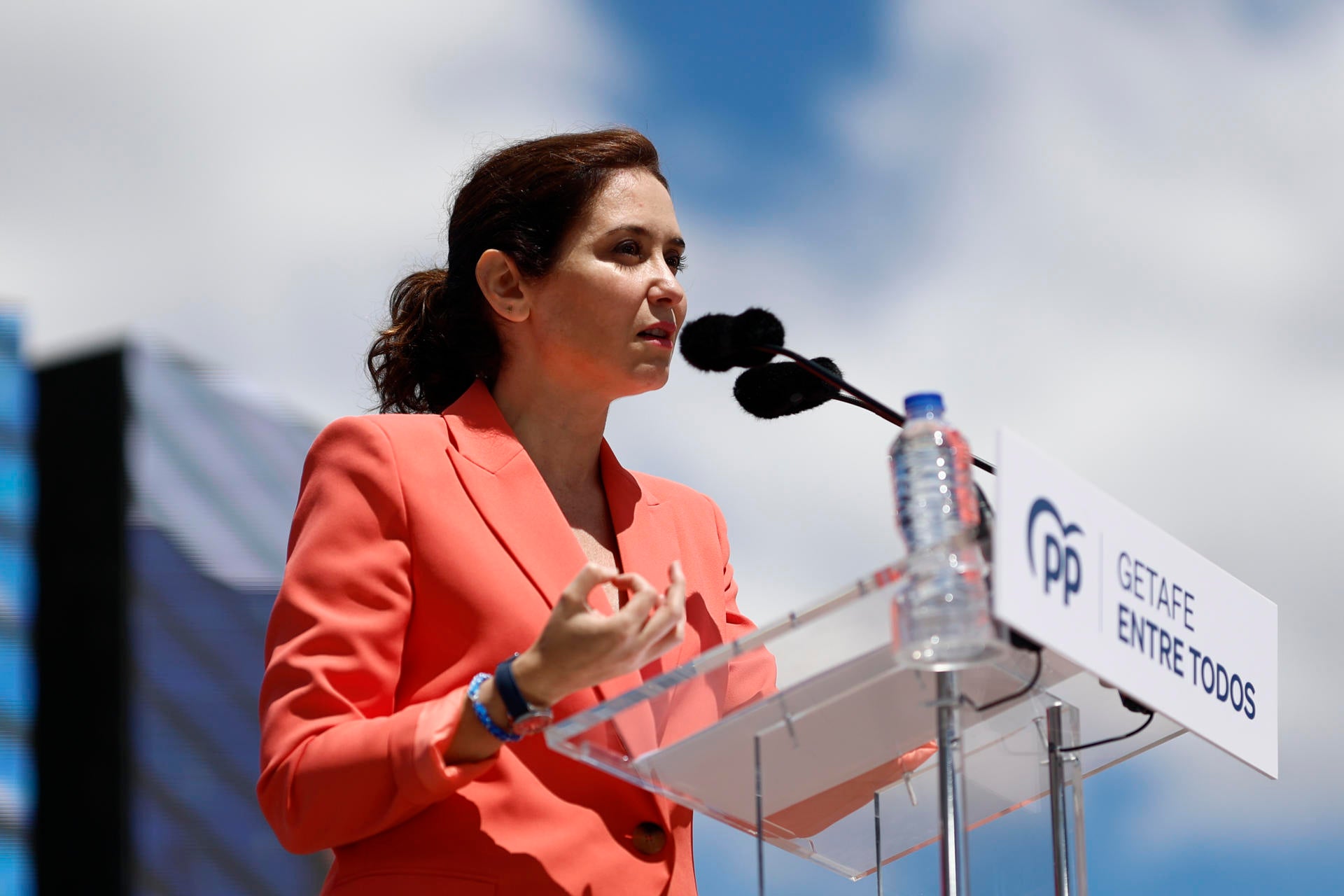 Isabel Díaz Ayuso pide ilegalizar a Bildu: "No son los herederos de ETA, es ETA" Isabel Díaz Ayuso pide ilegalizar a Bildu: "No son los herederos de ETA, es ETA"